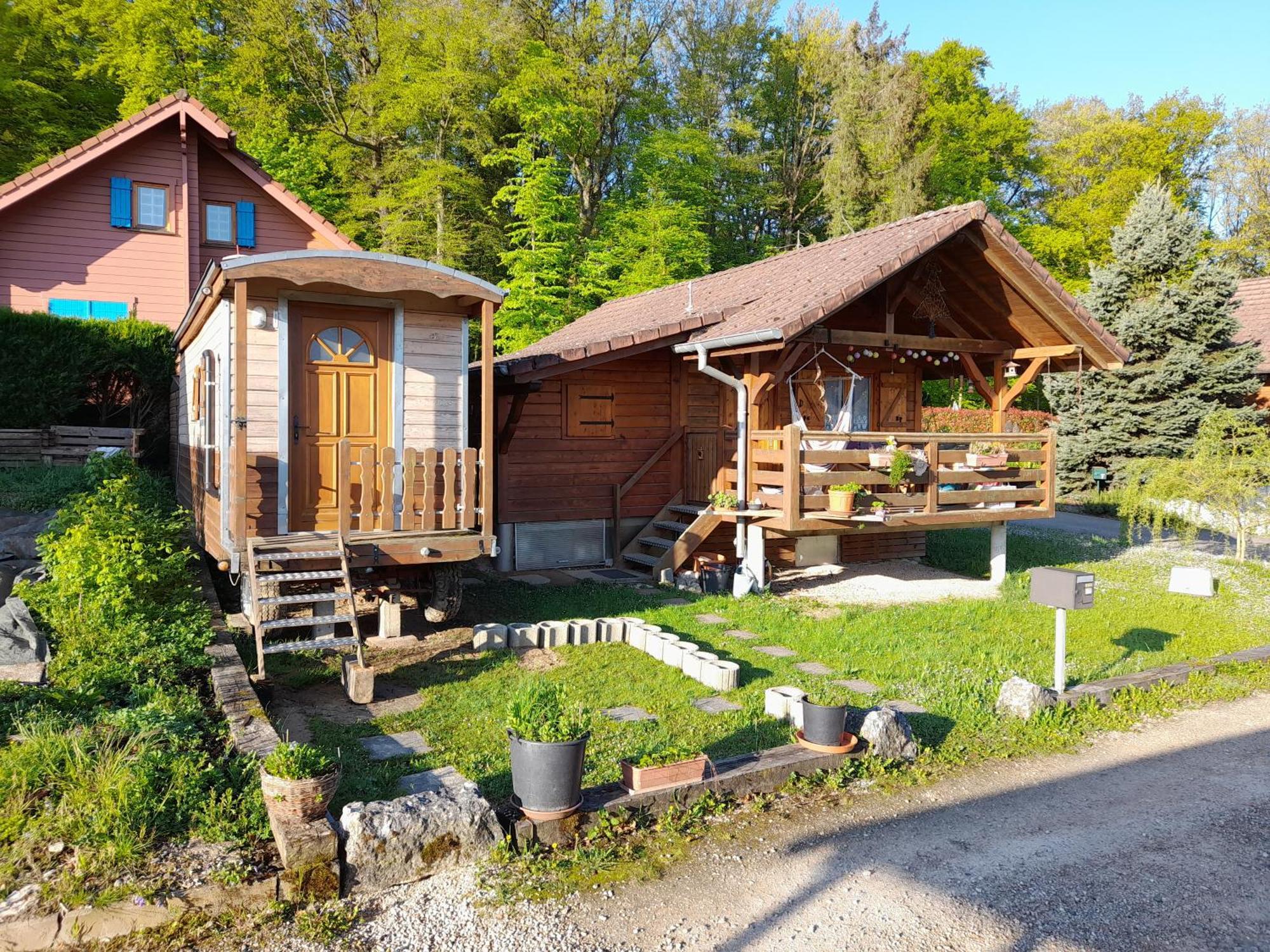 Location Type Gite, Chambre D'Hote, Meuble De Tourisme Dans Joli Petit Chalet Typique Et Ou Jolie Roulotte Type Boheme Waldighoffen エクステリア 写真